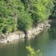 <p>Pastvinská přehrada - pohled na skalnatý příkrý břeh</p>